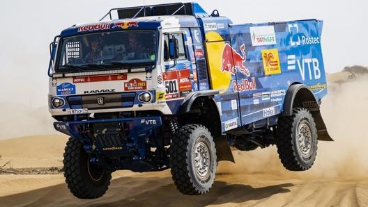 Il Kamaz-43509 in azione nel deserto