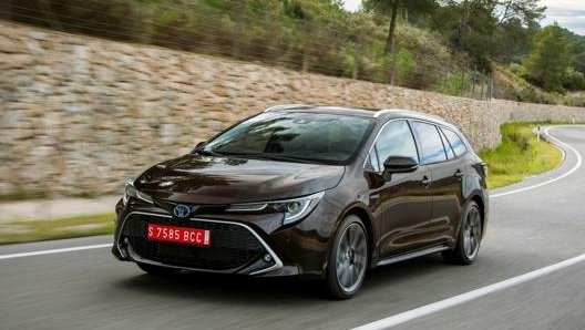 Una Toyota Corolla. La casa giapponese è stata pioniera ed è leader mondiale nella tecnologia full hybrid