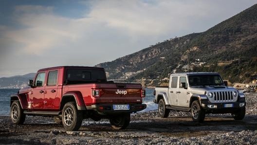 Le forme del Jeep Gladiator sono pulite, con linee scolpite ed elementi caratteristici