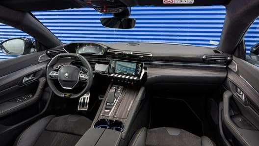 Gli interni della Peugeot 508 Pse sono curati e mixano elementi sportivi a dettagli moderni e tecnologici