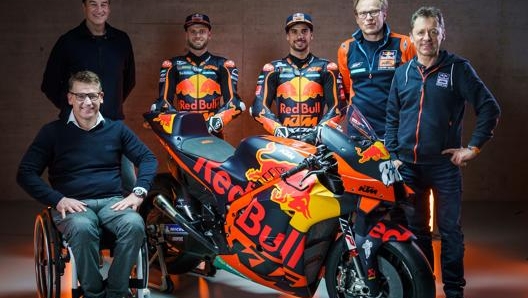 I piloti Binder e Oliveira insieme ai vertici della Ktm