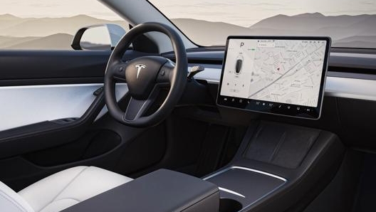 Gli interni minimal della Tesla Model 3