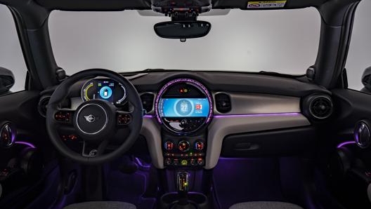 Gli interni della Mini Cooper SE, versione totalmente elettrica