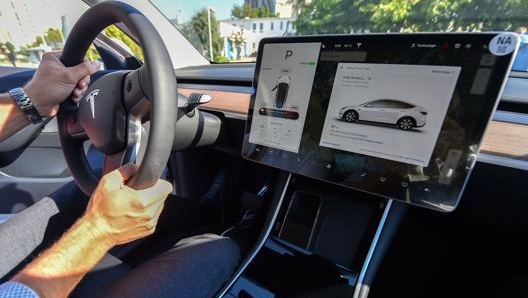 Il test drive di una Tesla Model Y a Budapest. Afp