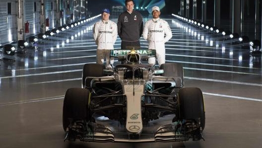 I lancio di una Mercedes del passato con Bottas, Wolff e Hamilton. Afp