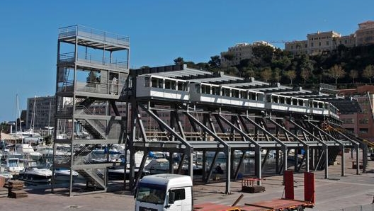 I lavori di costruzione a una delle tribune in zona Piscine a Montecarlo nel 2016. Foto Red Bull