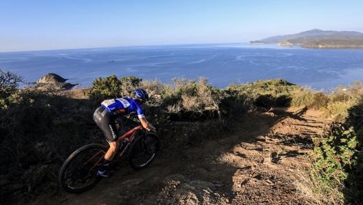 Tecnica e resistenza in mtb si possono allenare tutto l’anno all’Elba, anche grazie al clima mite