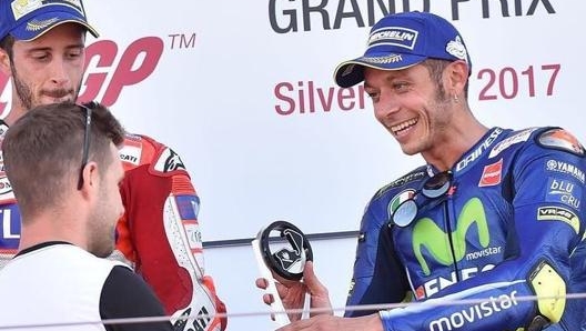 Silverstone 2017: Jonathan Rea premia Valentino Rossi, terzo, sotto gli occhi di Andrea Dovizioso (foto @jonathan_rea)