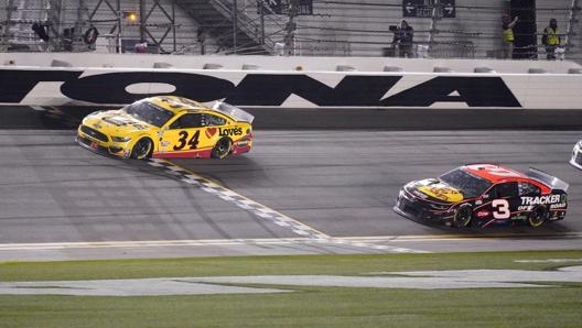 La Ford numero 34 di Michael McDowell taglia per prima il traguardo . AP