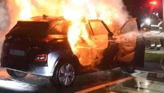 Un’auto elettrica in fiamme