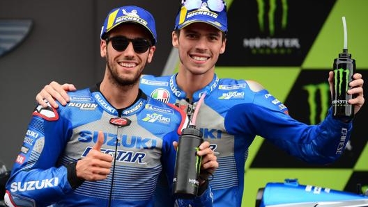 Con Alex Rins, il  compagno di squadra in Suzuki. AFP