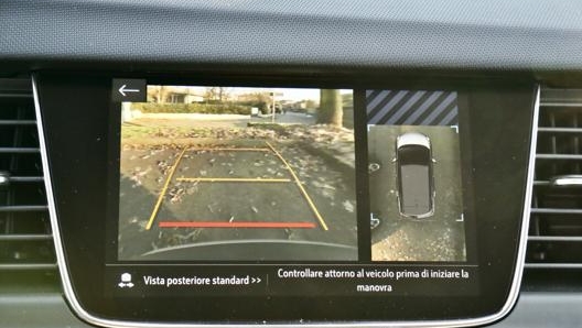 La retrocamera posteriore con visuale a 180° è inclusa nell’allestimento Ultimate