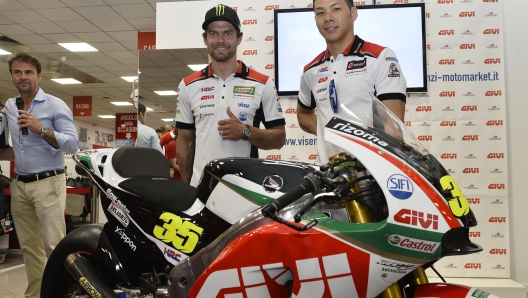 Cal Crutchlow, a sinistra, insieme a Takaaki Nakagami durante una presentazione del team LCR Honda. LaPresse