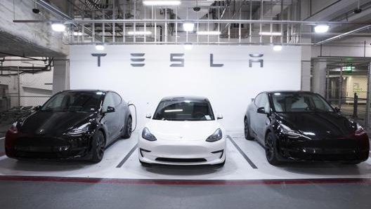 Una Teslla Model 3 in mezzo a due Tesla Model Y. Epa