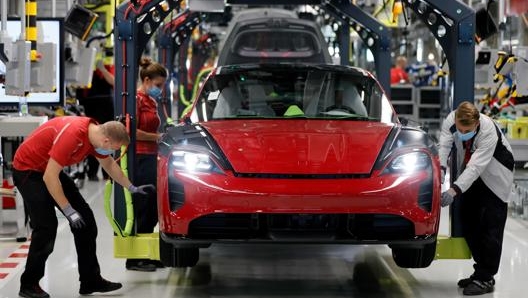 La Porsche Taycan è la prima elettrica del costruttore tedesco ingegnerizzata su specifica piattaforma. Epa