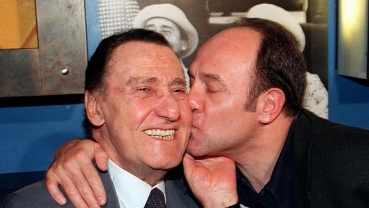 Alberto Sordi e Carlo Verdone in un foto scattata nel 2000. Ansa