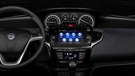 La nuova Ypsilon offre un nuovo sistema di infotainment con radio 7” touchscreen e disponibilità di Apple CarPlay e Android Auto