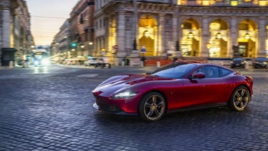 Il prezzo della Ferrari Roma supera i 200.000 euro. Qui sui sampietrini di piazza della Repubblica