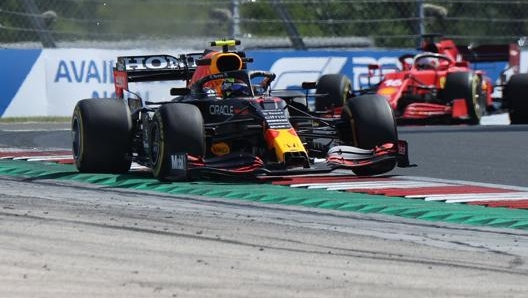 La Red Bull seguita dalla Ferrari durante le prove del venerdì a Budapest. Afp