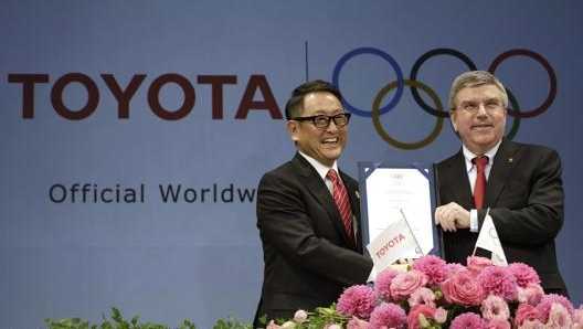 Il presidente e Ceo di Toyota Akio Toyoda e il presidente del Cio Thomas Bach. Ap