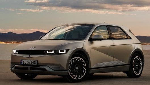 Sono evidenti i richiami alla Pony di Giugiaro, ad esempio nei doppi fari rettangolari