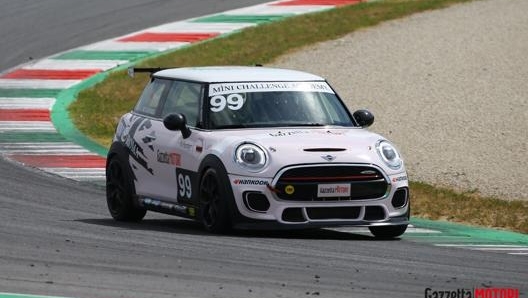 La Mini Jcw Lite con livrea Gazzetta Motori guidata da Roveda, due volte terzo tra i giovani dell’Academy