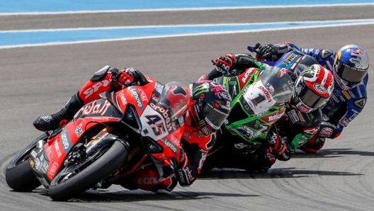 Toprak Razgatlioglu giuda la classifica piloti davanti a Jonathan Rea e Scott Redding