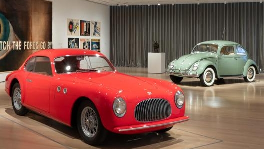 In primo piano, la Cisitalia 202 Gt: siamo al terzo piano del Moma, una delle sedi di Automania