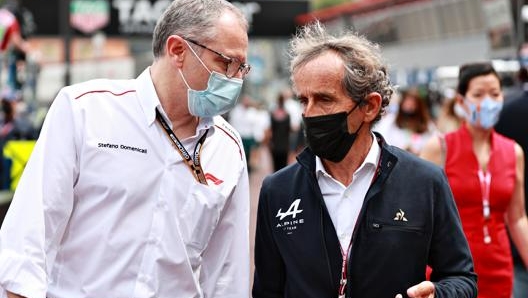 Stefano Domenicali a colloquio con Alain Prost (Alpine). Getty