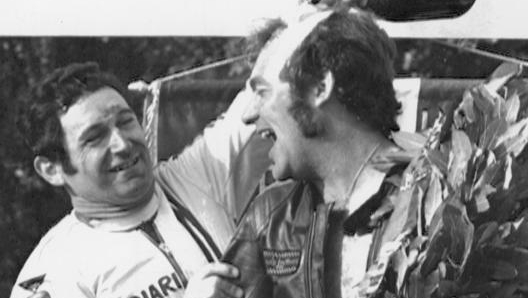 Bruno Spaggiari,  a sin, festeggia Paul Smart alla 200 Miglia di Imola del 1972. Ap