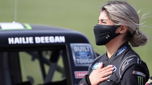 Patriota: Hailie Deegan durante l’inno nazionale