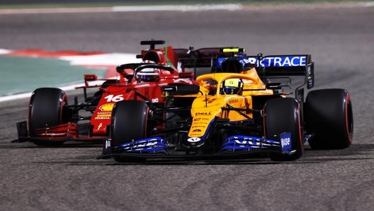 Leclerc insidia Sainz in Bahrain. Getty