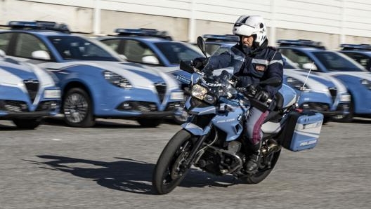 Auto e moto della polizia in emergenza possono essere fermate solo da un vigile in servizio