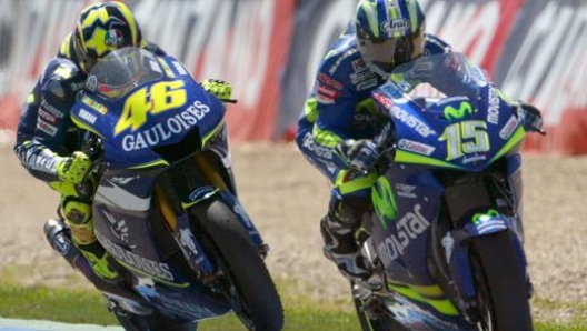 Valentino Rossi e Sete Gibernau in lotta nel 2005. Ansa