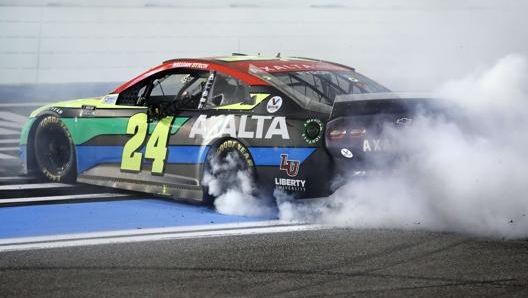 William Byron (Chevrolet) è il vincitore del terzo round. Qui immortalato durante i festeggiamenti. Afp