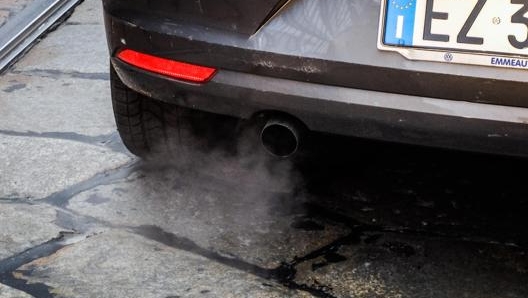 Facciamo il punto sui blocchi alle auto diesel Euro 4 in Lombardia, Piemonte, Veneto ed Emilia Romagna. Ansa