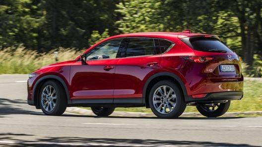 Il Suv compatto Mazda CX-5 misura 4,55 metri in lunghezza e 1,84 in larghezza