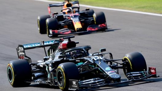 Lewis Hamilton con Max Verstappen nella scia. Afp