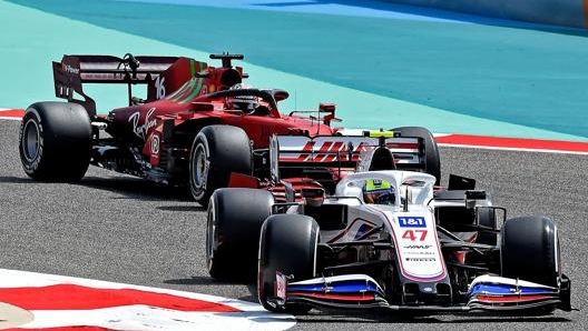 Mick Schumacher (Haas, 47) e Charles Leclerc (Ferrari, 16). Afp