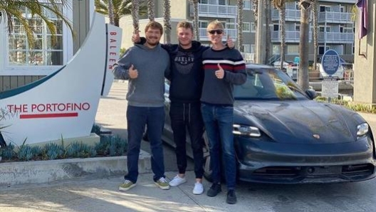 I tre protagonisti della Cannonball elettrica con la Porsche Taycan