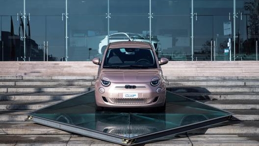 La Fiat 500 elettrica in mostra a MIrafiori. Afp