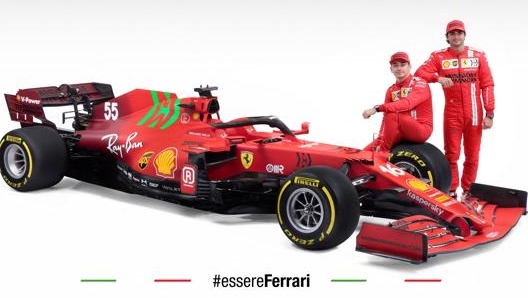 La Ferrari SF21 con i piloti Leclerc (seduto) e Sainz. Scuderia Ferrari