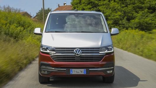 Il Volkswagen Multivan è disponibile solo con motore diesel 2.0 da 150 Cv, cambio manuale o automatico Dsg, trazione anteriore o integrale