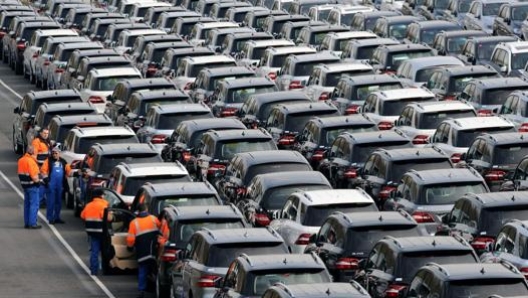 Un parchegio pieno di auto pronte per essere vendute. Epa