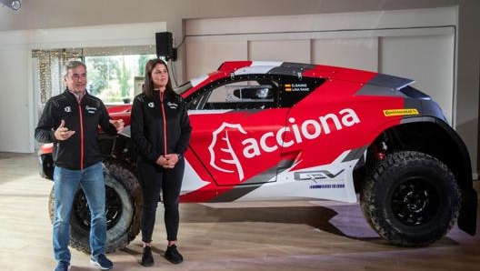 Carlos Sainz e Laia Sanz con il suv del team Acciona Sainz. Epa