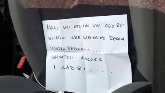 Il biglietto di scuse lasciato dai ladri all’interno dell’auto. Ansa