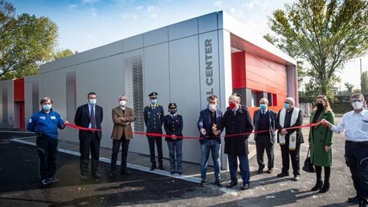 Il centro vaccinazioni a Imola fuori dall’Autodromo del Santerno il giorno dell’inaugurazione. Facebook Marco Panieri (sindaco della città)