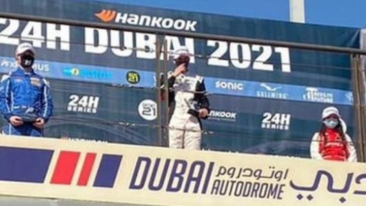 Il podio di gara 1 in Qatar da sinistra Dilano Van Hoff (2°), il vincitore Enzo Trulli e Hamda Al Qubasi, terza