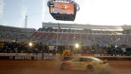 La Ford di Logano in un burnout sulla terra dell’ovale di Bristol dopo la vittoria. Afp