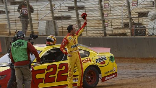 Joey Logano festeggia la vittoria a Bristol, settima gara Nascar Cup Series 2021. Lapresse